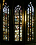 67979 Interieur van de St.-Martinuskerk (Oudegracht 401) te Utrecht: priesterkoor met glas-in-loodramen; linkerraam: ...